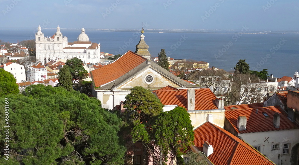 Vue sur le Tage et les toits de Lisbonne - Portugal