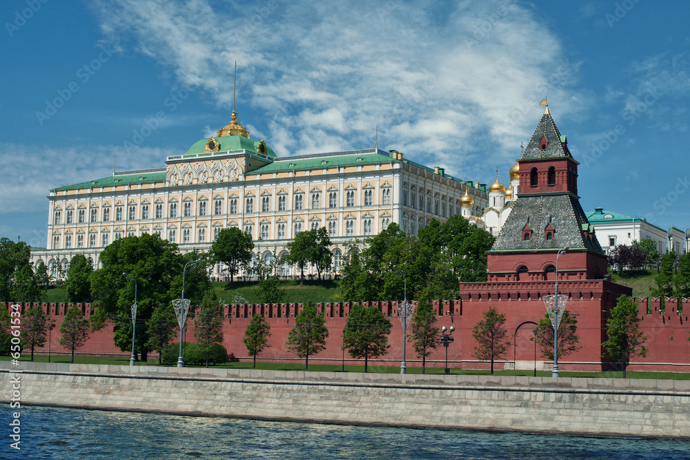 Naklejka premium Wielki Pałac Kremlowski i mur Kremla. Moskwa, Rosja