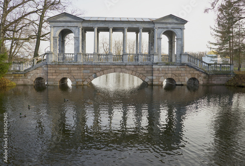Мраморный мост пасмурным ноябрьским днем. Царское Село