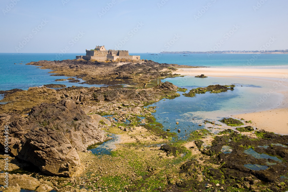 Saint Malo, Fort National and beach