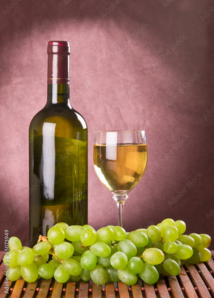 Fototapeta premium White wine and green grapes