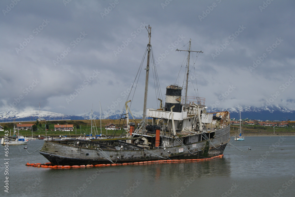 Fototapeta premium Wrak statku na mieliźnie - Ushuaia