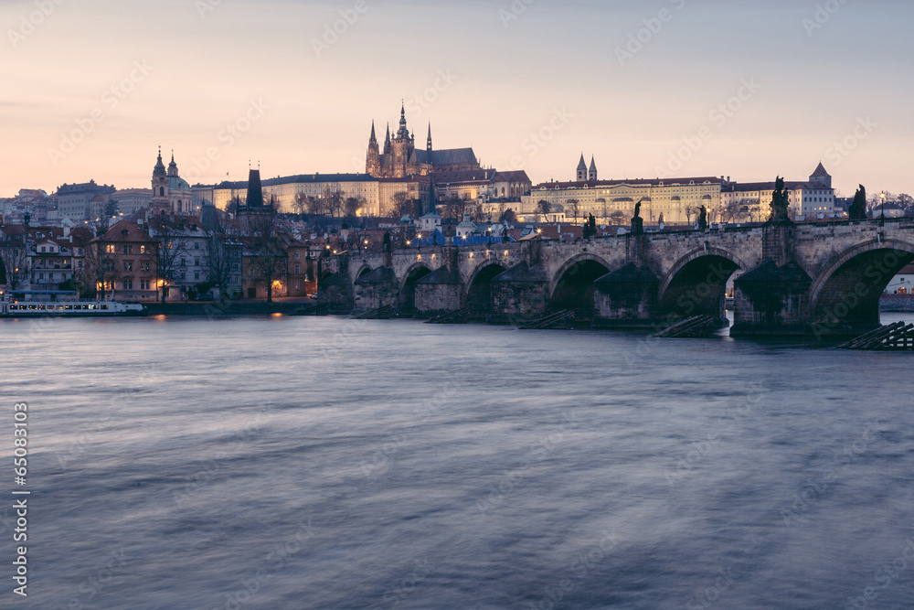 Fototapeta premium Charles Bridge and Castle in Prague at Dusk