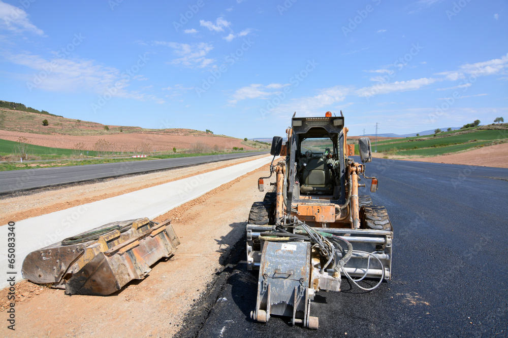 maquina excavadora en carretera de nueva construccion maquina excavadora en carretera de nueva construccion