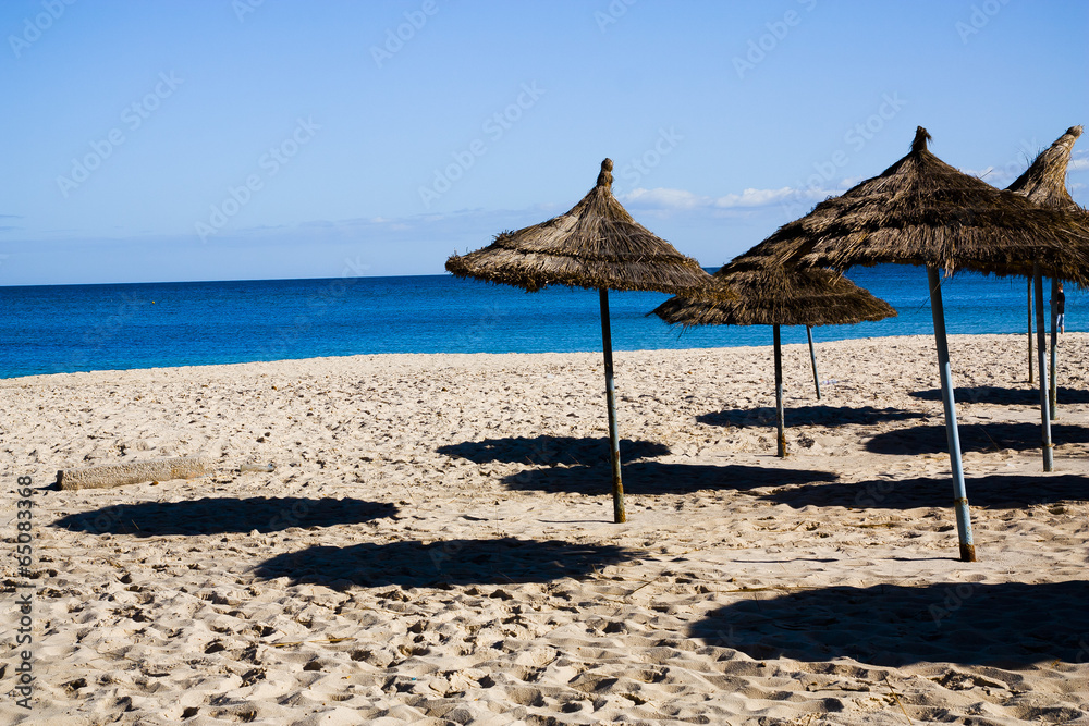 słomiane parasolki na przepięknej plaży, relaks 