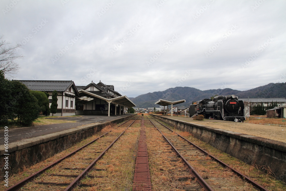 Obraz premium 旧大社駅のプラットフォームと蒸気機関車