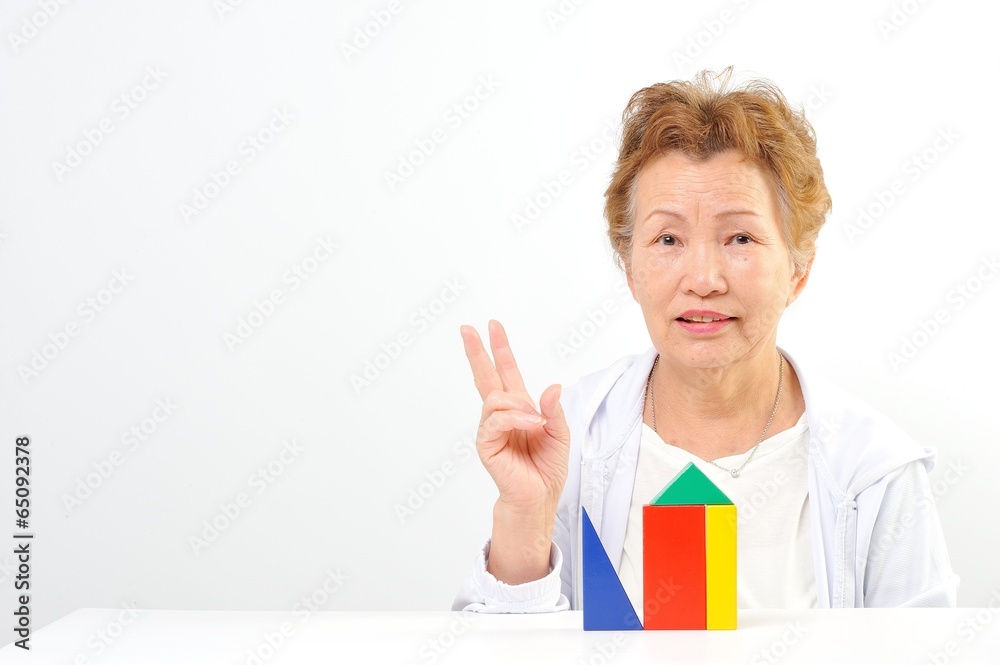 積み木を組み立てるシニアの女性 積み木を組み立てるシニアの女性