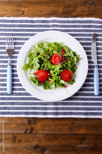 Green salad made with arugula, tomatoes and sesame