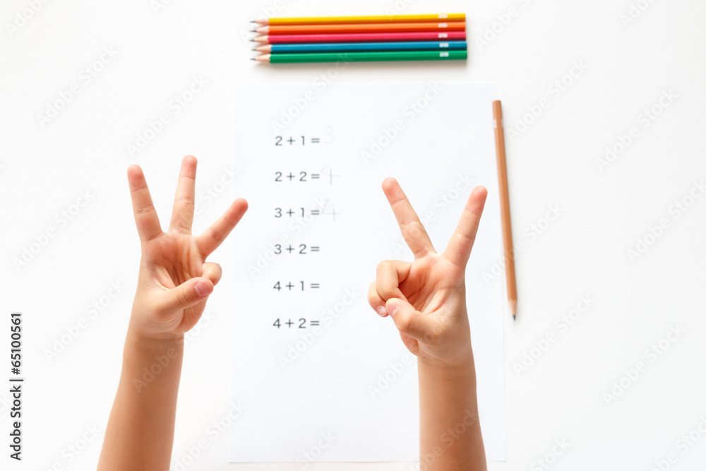足し算をする子供の手 足し算をする子供の手