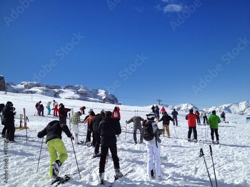gruppo di sciatori in montagna