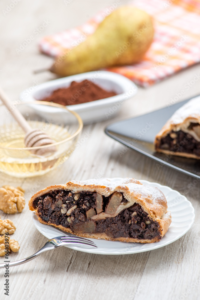 Fetta di strudel alle pere e cioccolato Fetta di strudel alle pere e cioccolato