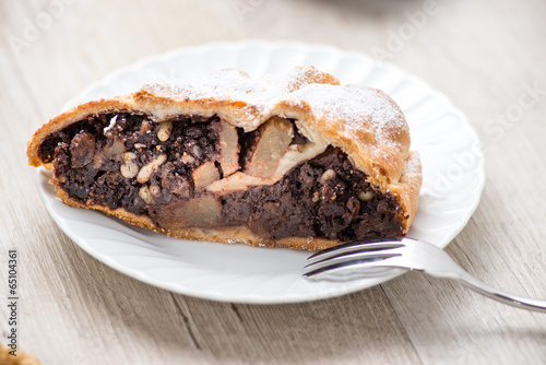 Fetta di strudel alle pere e cioccolato photo