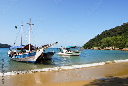 Fototapeta Naklejka Na Ścianę i Meble -  Segelboote vor Strand Lopes Mendes Insel Ilha Grande Brasilien