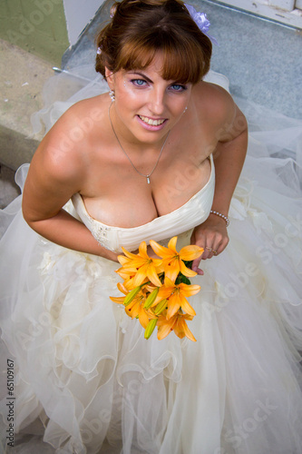 Невеста с букетом желтых лилий, вид сверху