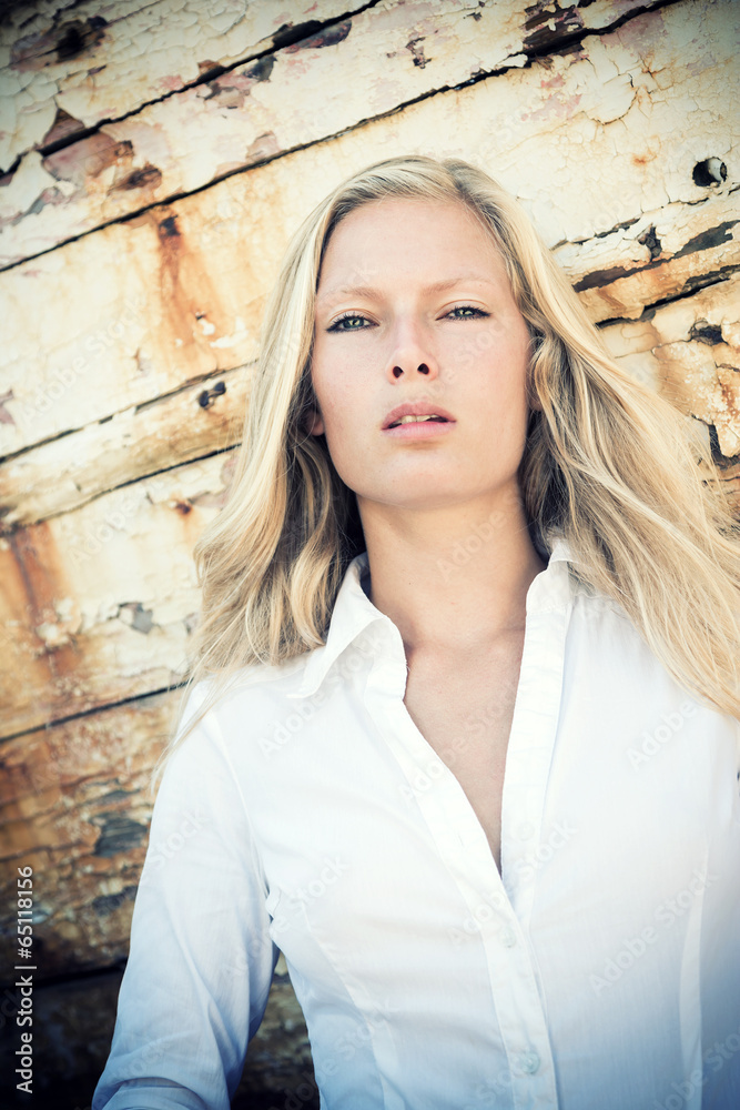 Obraz premium Woman portrait over wood background