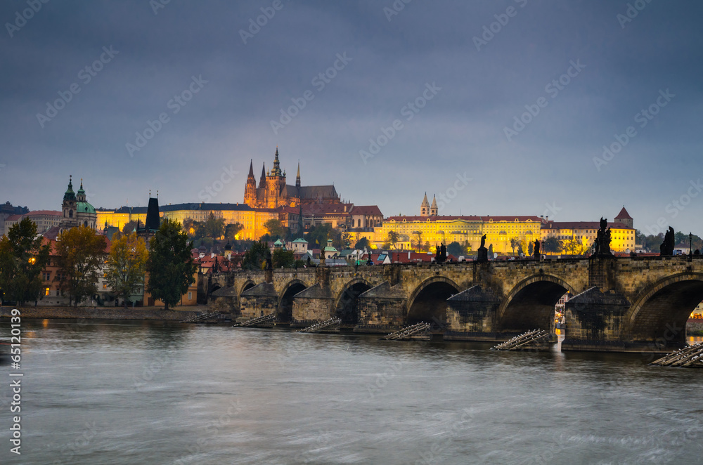 Obraz premium Charles Bridge and Prague Castle in nigth view