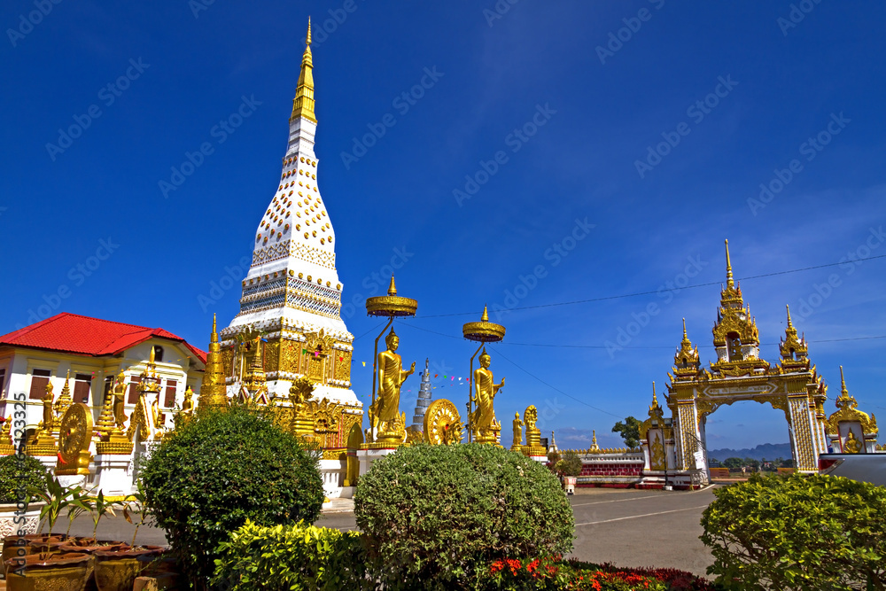 Naklejka premium Wat Mahathat temple golden
