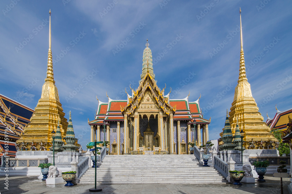 Fototapeta premium Wat Phra Kaew, Temple of the Emerald Buddha, Bangkok, Thailand.