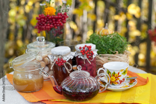 Чаепитие на улице с дарами осени