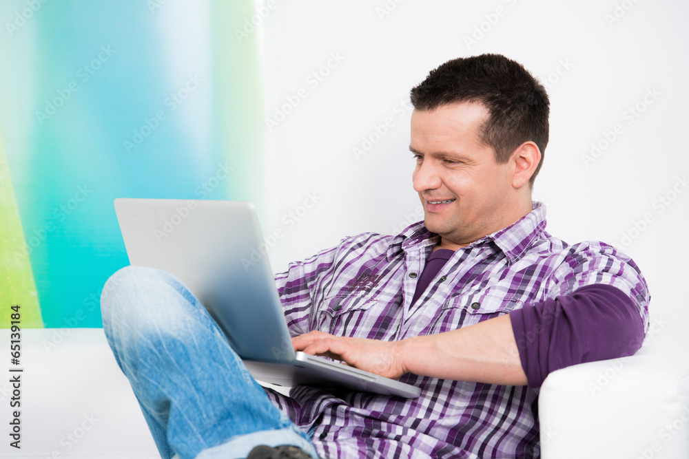 freundlicher mann kauft online ein freundlicher mann kauft online ein