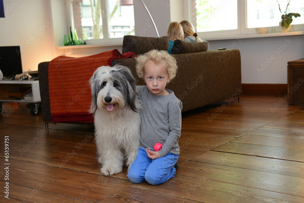 Kleiner Junge mit Hund Kleiner Junge mit Hund