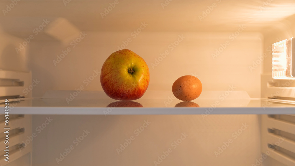 Apfel und Ei im Kühlschrank Stock Photo | Adobe Stock