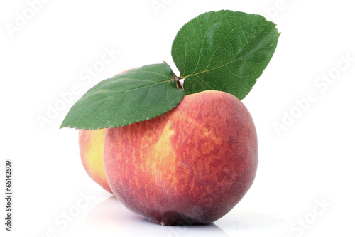 Pfirsich mit Blatt isloiert