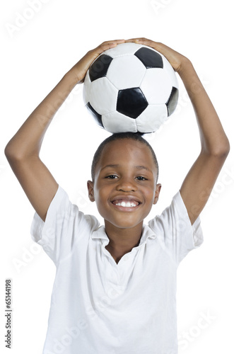 Afrikanischer Junge mit Fussball lächelt © paulmz