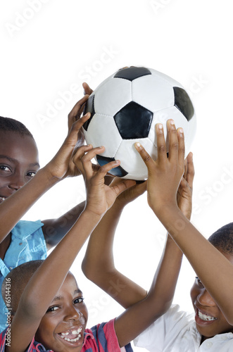 Fröhliche afrikanische Kinder halten Fußball