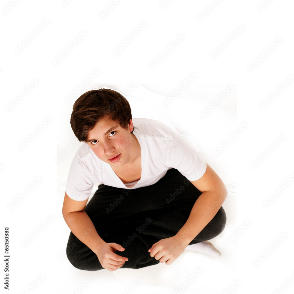 Junge sitzt auf dem Boden Junge sitzt auf dem Boden