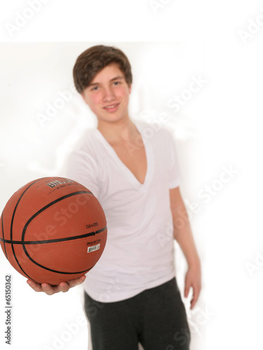 Smarter Junge posiert mit Basketball
