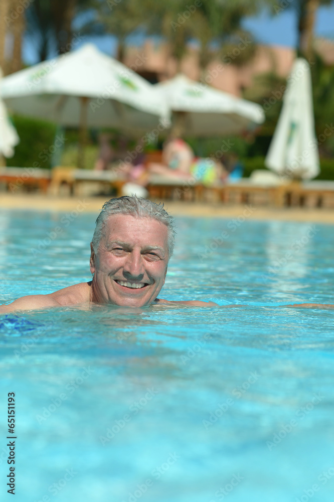 Fototapeta premium Man swimming in pool