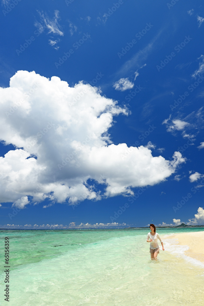 海水浴を楽しむ笑顔の女性