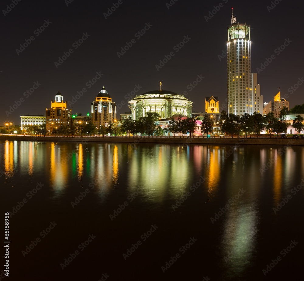 Obraz premium Kosmodamianskaya Embankment panorama at night late spring