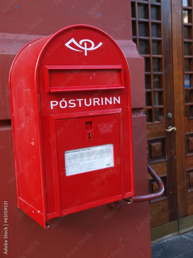 Roter Briefkasten in Island