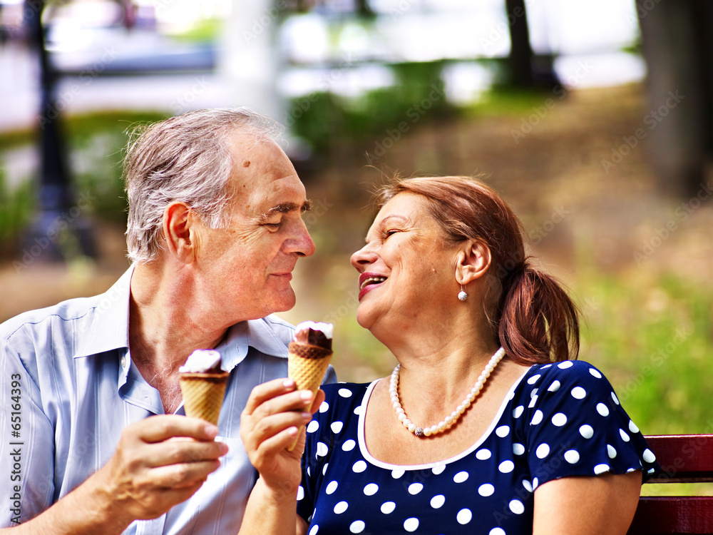 Obraz premium Happy old couple with ice-cream.