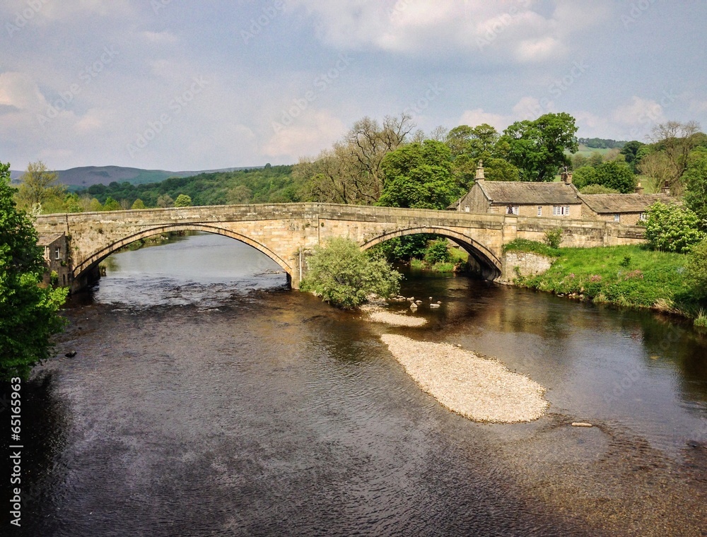 Fototapeta premium wharfe river bridge