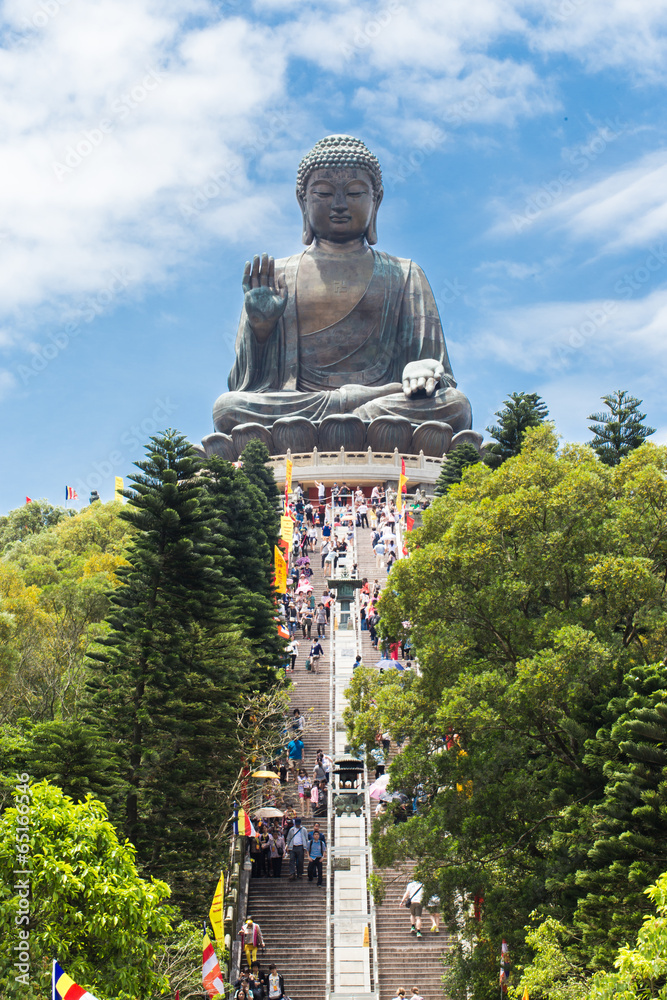 Fototapeta premium Gigantyczny Budda siedzący na lotosie