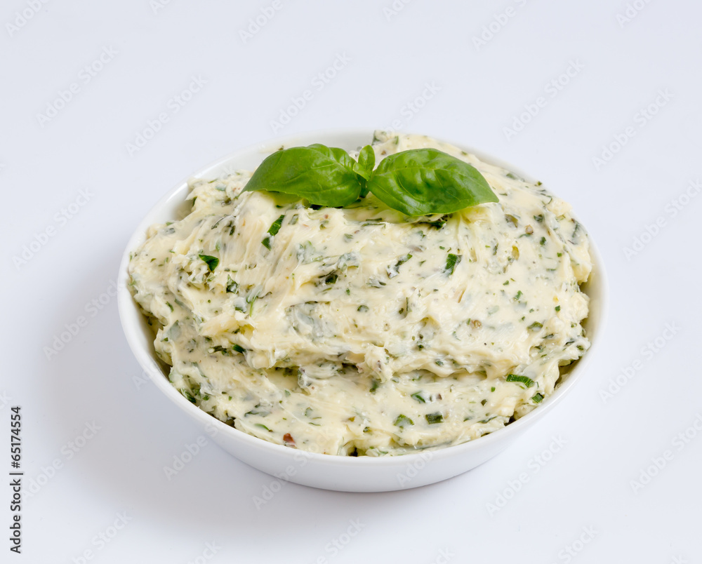 Kräuterbutter in einer Schale als Freisteller Kräuterbutter in einer Schale als Freisteller