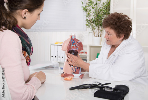 Gespräch beim Doktor: Arzt und Patient photo