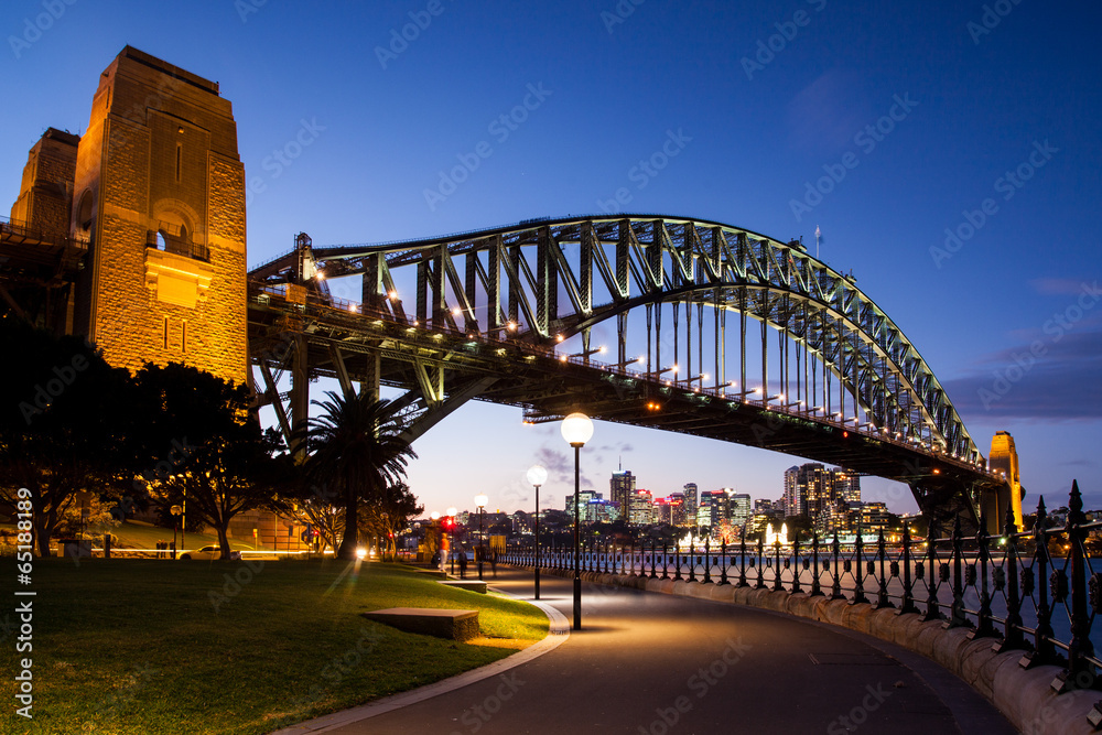 Obraz premium Sydney Harbour Bridge At Dusk
