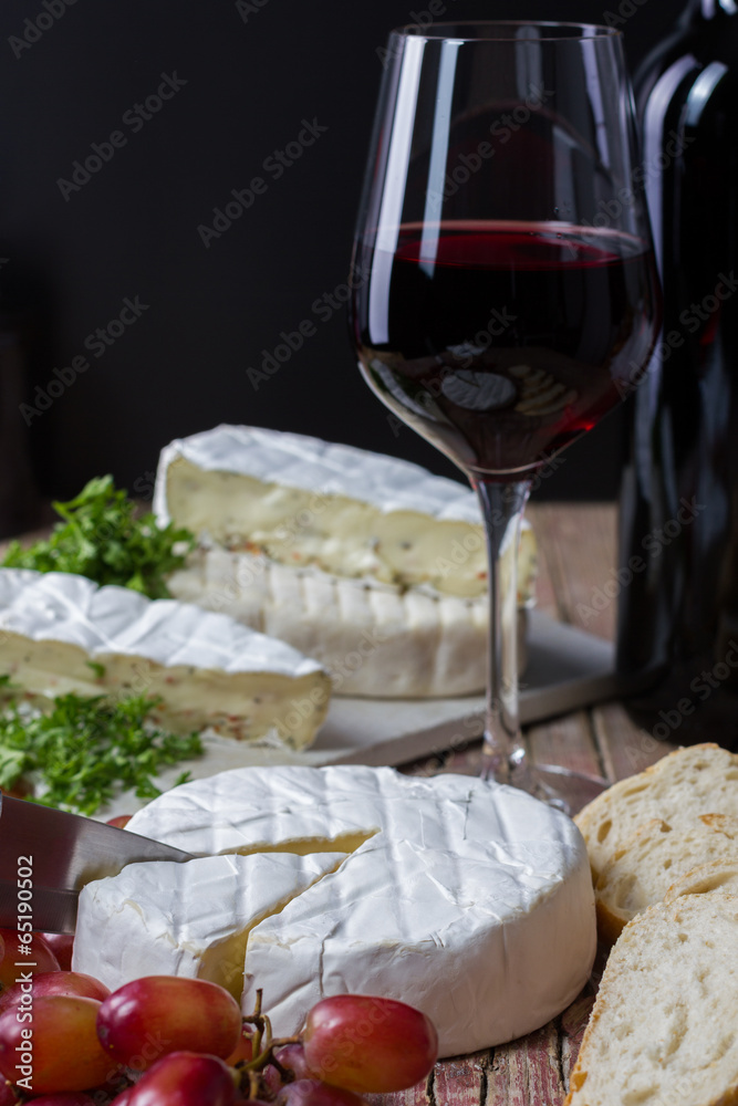 Diverse Käsesorten mit Rotwein und Trauben