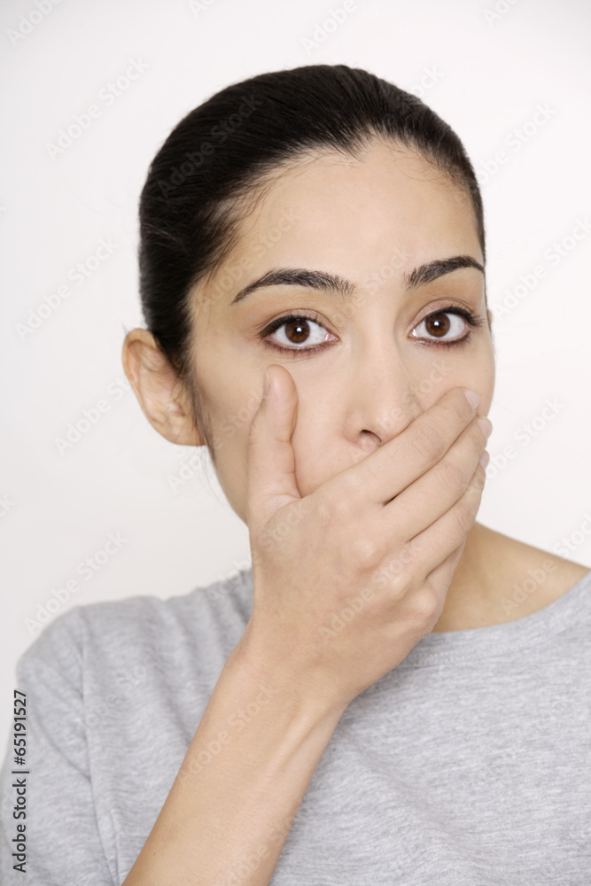 Junge Frau für Mund mit der Hand , Portrait Junge Frau für Mund mit der Hand , Portrait