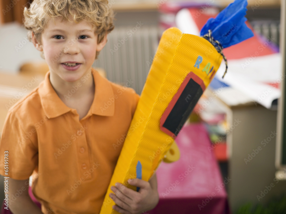 Junge hält schoolcone Junge hält schoolcone