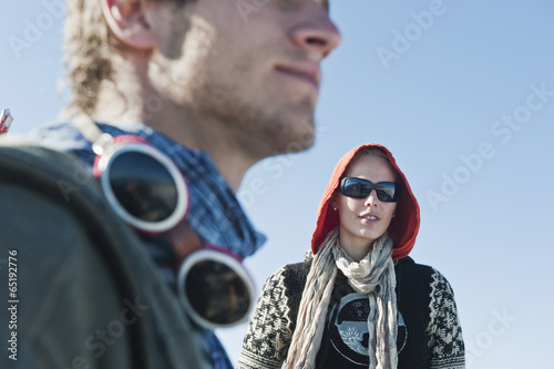 Österreich, Dachstein, Frau mit Sonnenbrille und Kapuze, Mann im Vordergrund