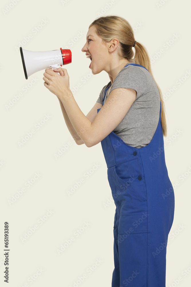 Frau in der Gesamt durch Megaphon,Seitenansicht