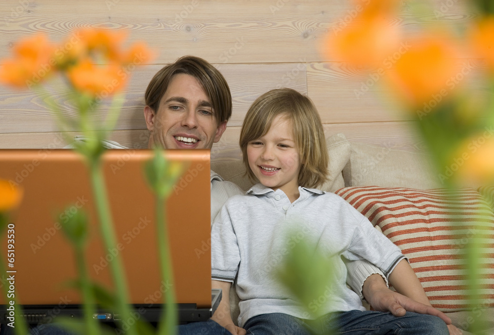 Fototapeta premium Vater und Sohn ( 8-9 ) mit Laptop,Portrait