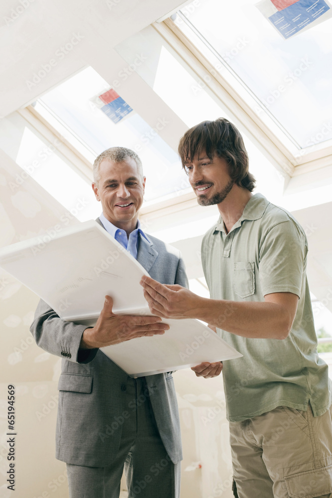 Fototapeta premium Blick auf Bau -Plan Zwei Männer