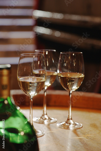 Weißwein Flasche und Gläser auf Weinfass