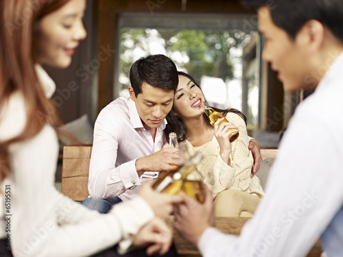 Canvas Print young adutls drinking beer together